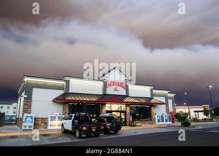 Las Vegas, United States. 16th July, 2021. Smoke from the Tamarack fire seen over a gas station. The Tamarack fire has rapidly gained size and continued to burn through the night, over 6500 acres have burned and evacuation orders are in place. Credit: SOPA Images Limited/Alamy Live News Stock Photo