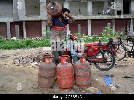 Kolkata, India. 17th July, 2021. A person carrying Gas cylinder on his shoulder for delivery during the high fuel price in Kolkata. (Photo by Sudipta Das/Pacific Press/Sipa USA) Credit: Sipa USA/Alamy Live News Stock Photo