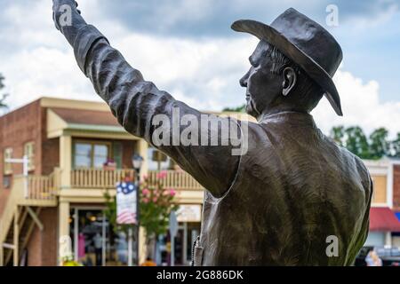 The Discovery, a bronze statue of a gold miner by sculptor Gregory Johnson, on the town square in Cleveland, Georgia. (USA) Stock Photo