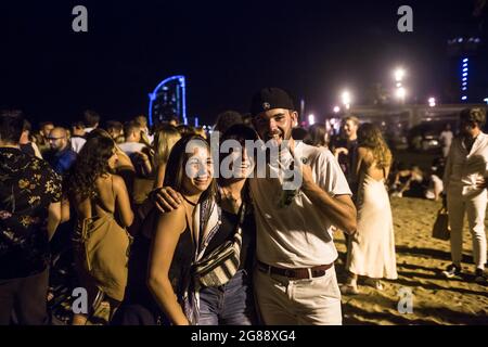 Barcelona, Catalonia, Spain. 16th July, 2021. Crowd of people are seen on the beach of Barceloneta in front of the Hotel W Barcelona.Catalonia has decreed the return of the curfew starting at 1:00 a.m., given the rebound in cases as a result of the delta variant of the coronavirus. After the closure of bars and nightlife, at the time that if the measure begins on that Saturday, July 17, the police have evicted crowds of people on the Barceloneta beach. (Credit Image: © Thiago Prudencio/DAX via ZUMA Press Wire) Stock Photo