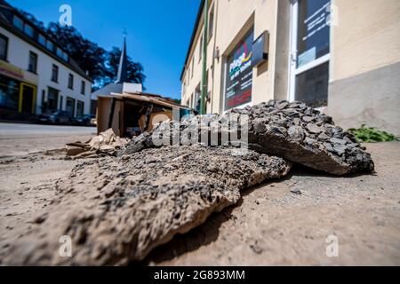 Hagen, Germany. 18th July, 2021. An entire piece of asphalt has come loose from the road due to the masses of water. On the fourth day after the flood, the extent of the destruction becomes visible. Credit: David Inderlied/dpa/Alamy Live News Stock Photo