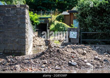 Hagen, Germany. 18th July, 2021. A footpath is completely buried with stones and debris. On the fourth day after the flood, the extent of the destruction becomes visible. Credit: David Inderlied/dpa/Alamy Live News Stock Photo