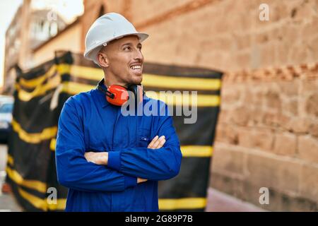 Young caucasian worker smiling happy wearing uniform at the city. Stock Photo