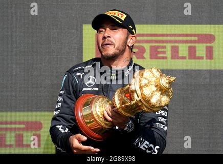 Lewis Hamilton celebrates winning the 2014 British F1 Grand Prix at  Silverstone by lifting the special Silverstone trophy Stock Photo - Alamy