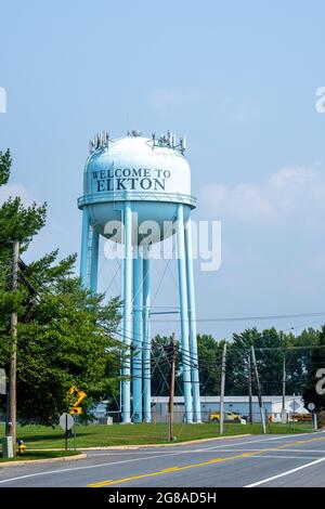 blue painted water tower in Elkton, Maryland with welcome text and cellular antennas mounted on it Stock Photo