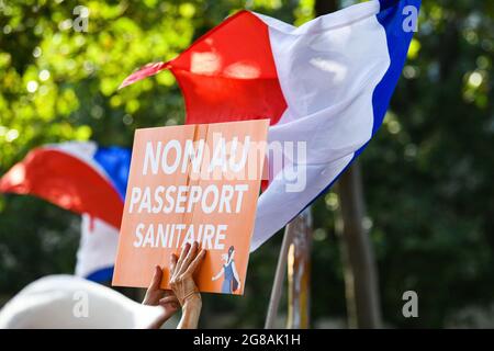 Paris, France. 17th July, 2021. Anti - sanitary pass demonstration at the initiative of Florian Philippot 's political party 'les patriotes » in Paris, France on July 17, 2021. Credit: Victor Joly/Alamy Live News Stock Photo