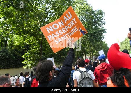 Paris, France. 17th July, 2021. Anti - sanitary pass demonstration at the initiative of Florian Philippot 's political party 'les patriotes » in Paris, France on July 17, 2021. Credit: Victor Joly/Alamy Live News Stock Photo