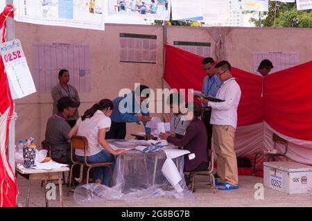 Phnom Penh, Cambodia, 29th July 2018. Cambodian elections, Cambodians vote for Prime Minister. election officials count the votes at a polling station. Credit: Kraig Lieb / Alamy Live News Stock Photo