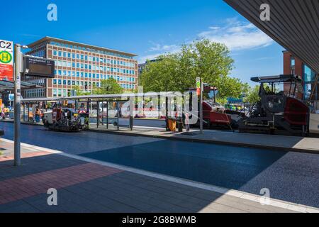 Renovierung der Fahrbahndecke im Spohienblatt in Kiel am Hauptbahnhof Stock Photo