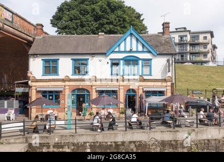 People sitting outside The Tyne Bar was the Ship Tavern, Ouseburn, Newcastle upon Tyne, England, UK Stock Photo
