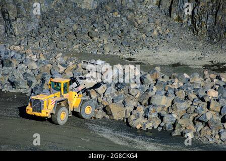 Volvo L1500 wheel loader at work in a quarry in England. Stock Photo