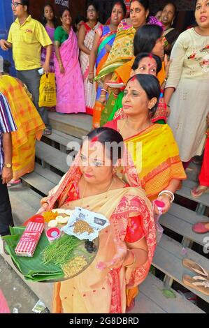 kolkatawest bengalindia 9th october 2019 bengali married women in sindoor or sindur khela traditional ritual of applying vermilion to faces wi 2g8dbrd