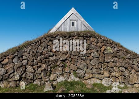 Lonely hut with stone wall, high temperature area or geothermal area Hveravellir, Kjoelur, Highland, Iceland Stock Photo