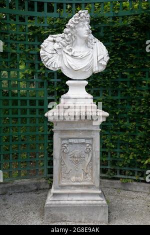 Bust of Louis the XIV vo, the Sun King, in the portico, west parterre, palace park, Linderhof Palace, Upper Bavaria, Bavaria, France Stock Photo