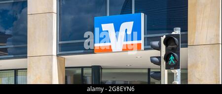 Filiale der Volks- und Raiffeisenbank in Schwabmünchen mit Schriftzug und Emblem bzw. Logo Stock Photo