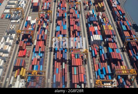 Tokyo, Japan. 19th July, 2021. Containers stacked in the container port, Container Terminal Y2 (withsui Soko) in Tokyo, port, aerial view, on 07/19/2021 Summer Olympics 2020, from 07/23 to 2021. - 08.08.2021 in Tokyo/Japan. Â Credit: dpa/Alamy Live News