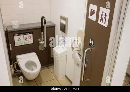 Tokyo, Japan. 19th July, 2021. Japanese toilet for mother with child at Haneda Airport, with an extra seat for the child, on 07/19/2021 Summer Olympics 2020, from 07/23 to 2021 - 08.08.2021 in Tokyo/Japan. Â Credit: dpa/Alamy Live News Stock Photo