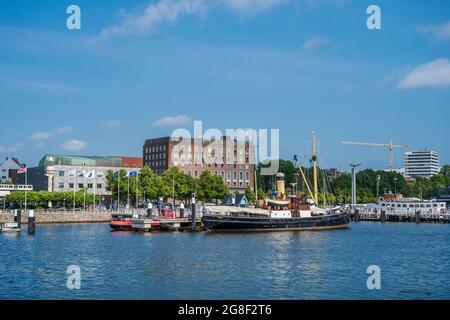 Kiel Hafenimpressionen - Vor dem Kieler Schloß der Museumshafen und die Seegartenbrücke Stock Photo