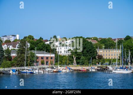 Kiel Hafenimpressionen - Schwentinewanderweg am Ufer der Schwentine in Kiel-Dietrichsdorf im Sommer, Segelboote liegen an einer kleinen Marina Stock Photo