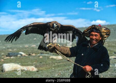 Kazakh Eagle hunter with his eagle, Golden Eagle Festival, Bayan-Olgii, Altai mountains, Mongolia Stock Photo