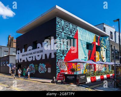 Dirty House Whitby Street Architects David Adjaye Associates. Graffiti Art adorns Dirty House in London's hip Shoreditch district.  Art Shepard Fairey. Stock Photo