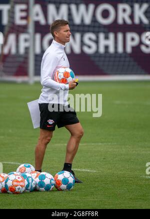 Leipzig, Germany. 20th July, 2021. Football: Bundesliga, Training RB Leipzig at the Red Bull Academy. RB coach Jesse Marsch gives instructions on the pitch. Credit: Hendrik Schmidt/dpa-Zentralbild/dpa - IMPORTANT NOTE: In accordance with the regulations of the DFL Deutsche Fußball Liga and/or the DFB Deutscher Fußball-Bund, it is prohibited to use or have used photographs taken in the stadium and/or of the match in the form of sequence pictures and/or video-like photo series./dpa/Alamy Live News Stock Photo