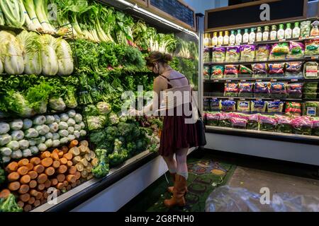 A woman shops in the produce department of a supermarket in New York on Monday, July 19, 2021. (© Richard B. Levine) Stock Photo