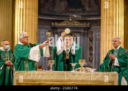 Archbishop Michel Aupetit, Eucharist celebration, Mass in Saint-Philippe-du-Roule Catholic Church, Paris, France, Europe Stock Photo