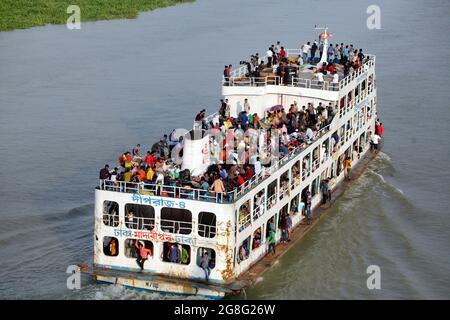 July 20,2021.Dhaka,Bangladesh: Ferries packed with homebound travelers are seen at Sadarghat Launch Terminal in Dhaka, Bangladesh. As Eid al-Adha fest Stock Photo