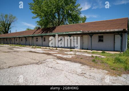 Lebanon, Missouri - May 5, 2021: Abandoned and vacant former Forest Manor Motel along Route 66 Stock Photo