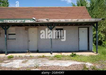 Lebanon, Missouri - May 5, 2021: Abandoned and vacant former Forest Manor Motel along Route 66 Stock Photo