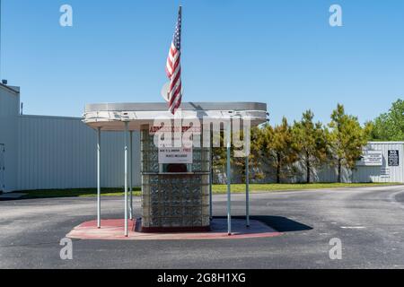 Carthage, Missouri - May 5, 2021: Ticket booth at the 66 Drive-in Theatre and neon sign, along old Route 66. Listed on the National Register of Histor Stock Photo