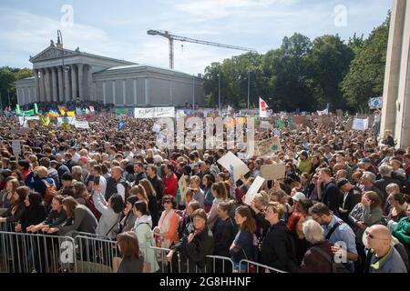 Munich, Germany. 20th Sep, 2019. On 20. September 2019 ten thousands of activists protested for a better climate policy in Munich. In more than 3300 towns around the world there are climate strikes today. (Photo by Alexander Pohl/Sipa USA) Credit: Sipa USA/Alamy Live News Stock Photo