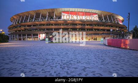 Tokio, Japan. 21st July, 2021. View of the Olympic Stadium at dusk. The Olympic Stadium is the sports venue of the opening ceremony and closing ceremony as well as for the track and field athletes and football. The Olympic Games 2020 Tokyo will take place from 23.07.2021 to 08.08.2021. Credit: Michael Kappeler/dpa/Alamy Live News Stock Photo