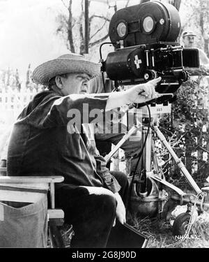 Director CHARLES LAUGHTON with Camera Crew on set location candid during filming of THE NIGHT OF THE HUNTER 1955 director CHARLES LAUGHTON novel Davis Grubb screenplay James Agate cinematographer Stanley Cortez music Walter Schumann art direction Hilyard M. Brown Paul Gregory Productions / United Artists Stock Photo