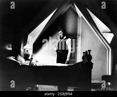 SHELLEY WINTERS and ROBERT MITCHUM in THE NIGHT OF THE HUNTER 1955 director CHARLES LAUGHTON novel Davis Grubb screenplay James Agate cinematographer Stanley Cortez music Walter Schumann art direction Hilyard M. Brown Paul Gregory Productions / United Artists Stock Photo