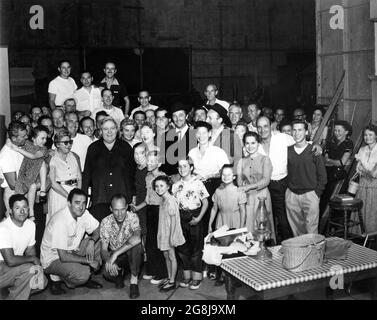 Cast and Crew on set candid pose including Cinematographer STANLEY CORTEZ (2nd left kneeling) Director CHARLES LAUGHTON LILLIAN GISH ROBERT MITCHUM and BILLY CHAPIN during filming of THE NIGHT OF THE HUNTER 1955 director CHARLES LAUGHTON novel Davis Grubb screenplay James Agate cinematographer Stanley Cortez music Walter Schumann art direction Hilyard M. Brown Paul Gregory Productions / United Artists Stock Photo