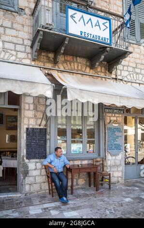 A taverna in The Platia Syndagmatos, the main square in the old town of Nafplio;, Greece's first capital after independence, Argolid, Peloponnese, Gre Stock Photo