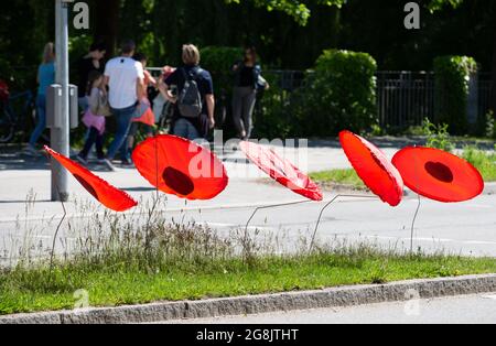 Munich, Germany. 01st June, 2019. Poppies for peace by the artist Walter Kuhn. In Munich a few hundred people joined a demonstration against nuclear weapons and for the conservation of the Intermediate-Range Nuclear Forces Treaty ( INF Treaty ). (Photo by Alexander Pohl/Sipa USA) Credit: Sipa USA/Alamy Live News Stock Photo