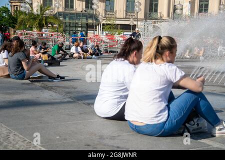 Gruppen sitzen am Brunnen am Stachus. Menschen am 13. Juni 2020 sind in der Fußgängerzone in München trotz Corona in bester Kauflaune. Die Straßen und Geschäfte sind voll. (Photo by Alexander Pohl/Sipa USA) Credit: Sipa USA/Alamy Live News Stock Photo