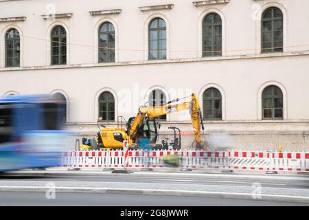 Blick auf Baustelle in der Ludwigstraße. Am Samstag, den 30. Mai haben viele Menschen das Wochnende in München genossen und genutzt und sind in Restaurants, Cafés und zum Einkaufen in die Leopolodstraße. (Photo by Alexander Pohl/Sipa USA) Credit: Sipa USA/Alamy Live News Stock Photo