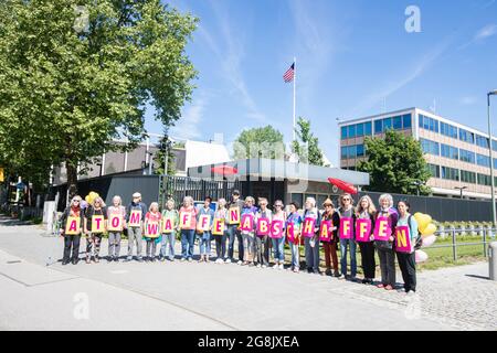 Munich, Germany. 01st June, 2019. Peace activists with sings reading ' abolish nuclear weapons ' in front of the American Consulate. In Munich a few hundred people joined a demonstration against nuclear weapons and for the conservation of the Intermediate-Range Nuclear Forces Treaty ( INF Treaty ). (Photo by Alexander Pohl/Sipa USA) Credit: Sipa USA/Alamy Live News Stock Photo