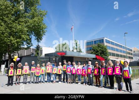 Munich, Germany. 01st June, 2019. Peace activists with sings reading ' abolish nuclear weapons ' in front of the American Consulate. In Munich a few hundred people joined a demonstration against nuclear weapons and for the conservation of the Intermediate-Range Nuclear Forces Treaty ( INF Treaty ). (Photo by Alexander Pohl/Sipa USA) Credit: Sipa USA/Alamy Live News Stock Photo