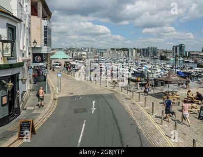 Visitors and locals out in force on the Barbican in Plymouth. The historic area full of gift shops, restaurants, pubs and more is a great draw. With t Stock Photo