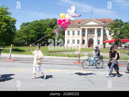 Munich, Germany. 01st June, 2019. Woman with balloons. In Munich a few hundred people joined a demonstration against nuclear weapons and for the conservation of the Intermediate-Range Nuclear Forces Treaty ( INF Treaty ). (Photo by Alexander Pohl/Sipa USA) Credit: Sipa USA/Alamy Live News Stock Photo