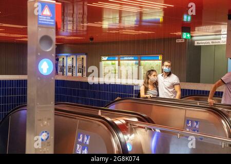 Pärchen kommt aus der Ubahn. Menschen am 13. Juni 2020 sind in der Fußgängerzone in München trotz Corona in bester Kauflaune. Die Straßen und Geschäfte sind voll. (Photo by Alexander Pohl/Sipa USA) Stock Photo