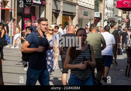 Viele Menschen nutzen den Samstag um in der Innenstadt Einkäufe zu tätigen und durch die Geschäfte zu stöbern. Vor einigen Läden gab es auch lange Schlangen. - A lot of people used the saturday to go shopping. (Photo by Alexander Pohl/Sipa USA) Credit: Sipa USA/Alamy Live News Stock Photo