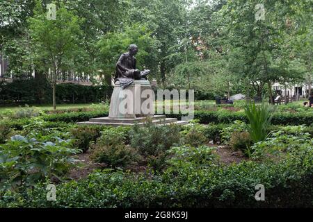 Mahatma Gandhi statue, Russel Square, Bloomsbury, London, UK Stock Photo