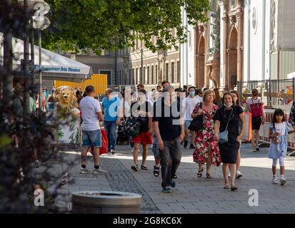 Viele Menschen nutzen den Samstag um in der Innenstadt Einkäufe zu tätigen und durch die Geschäfte zu stöbern. Vor einigen Läden gab es auch lange Schlangen. - A lot of people used the saturday to go shopping. (Photo by Alexander Pohl/Sipa USA) Credit: Sipa USA/Alamy Live News Stock Photo