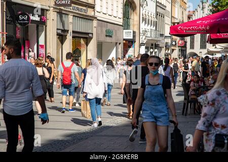 Viele Menschen nutzen den Samstag um in der Innenstadt Einkäufe zu tätigen und durch die Geschäfte zu stöbern. Vor einigen Läden gab es auch lange Schlangen. - A lot of people used the saturday to go shopping. (Photo by Alexander Pohl/Sipa USA) Stock Photo